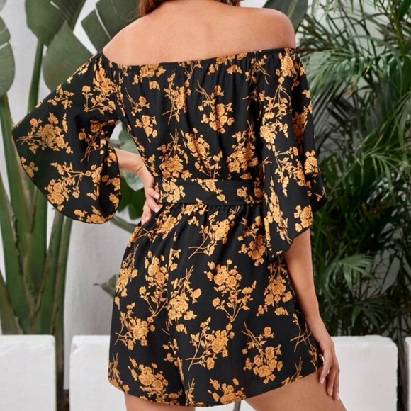 Off the shoulder bell sleeve romper - Picture 6 of 9